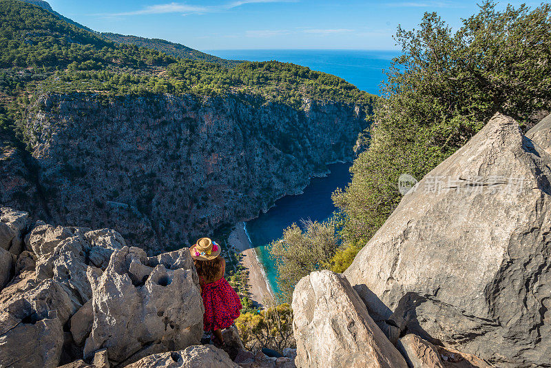 女人在顶端。来自Oludeniz的蝴蝶谷。Fethiye Mugla,土耳其。